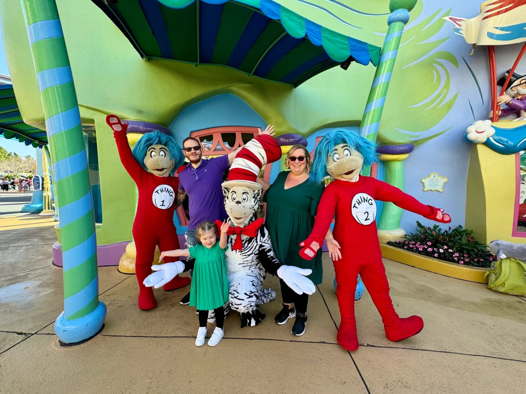 Family Meeting Cat in the Hat, Thing 1 and Thing 2 at Islands Of Adventure